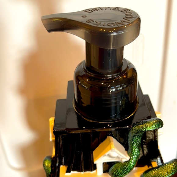 🎃BBW HAUNTED HOUSE🎃 FOAMING HAND SOAP DISPENSER, REFILLABLE, PUSH PUMP NWT - Picture 8 of 9